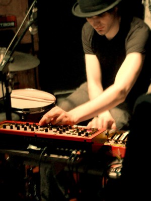 Sebastian Arnold „mad scientist drummer“