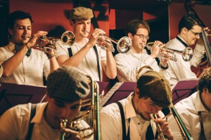 Uni Big Band  - Bühnen-Tetris: Die Uni Big Band in der Kiste