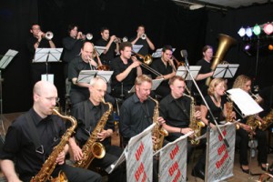 UniBigBand Stuttgart - „Kleinste Bühne meets dickste Band der Stadt!“